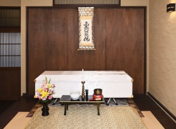 直葬プラン/生活保護０円葬をイメージさせる棺や焼香が入った画像