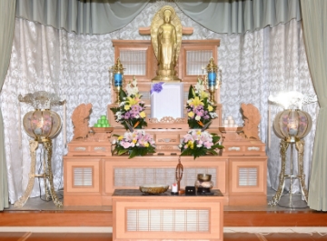 １日葬プラン（和室）をイメージさせる祭壇の画像