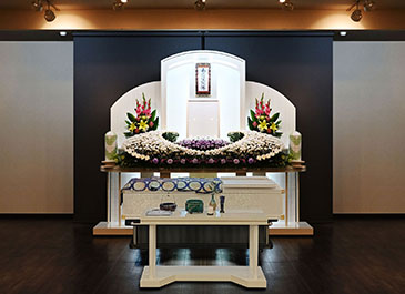 家族葬ベーシックプランをイメージさせる祭壇の画像
